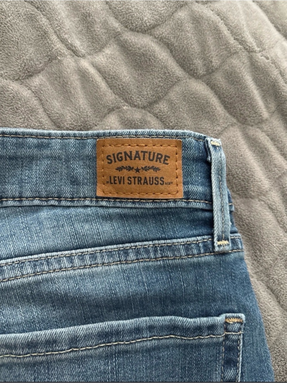 Signature by Levi Strauss Mid-Rise Skinny Jeans in Light Blue - Picture 3 of 6